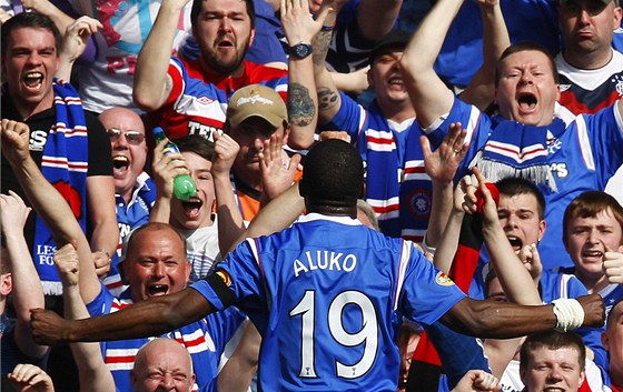 VICHNI SLAVÍ. Sone Aluko z Rangers jásá po své tref ped kepícími fanouky.