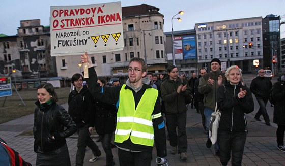 Demonstrující poadují jasné kroky v záchran Ostravice