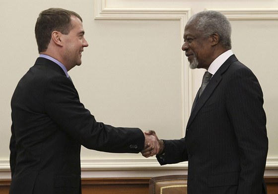 Kofi Annan a Dmitrij Medvedv pi jednání o mírové akci v Sýrii