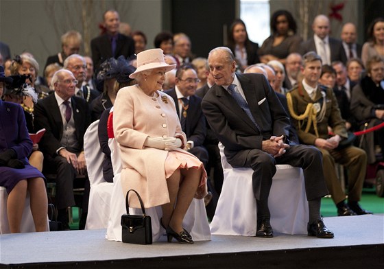 Britský královský pár bhem své návtvy Manchestru (23 bezna 2012)