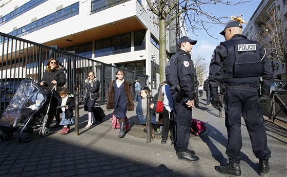Francouztí policisté hlídají u vchodu do idovské koly v Paíi. (19. bezna