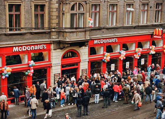 Otevení prvního fastfoodu v esku se tilo u Praan znané pozornosti.