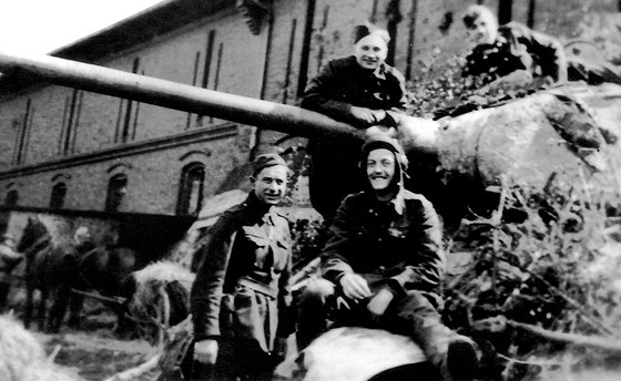Na blatníku sedí velitel tanku Mikuláš Končický, nad ním se o hlaveň opírá...