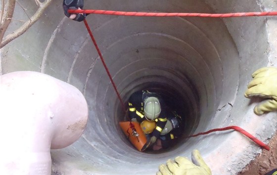 Záchrana eny, která spadla do studny blízko centra Frýdku-Místku. (28. bezna