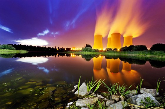 Pohled na jadernou elektrárnu může vypadat i malebně, jak ukazuje noční snímek