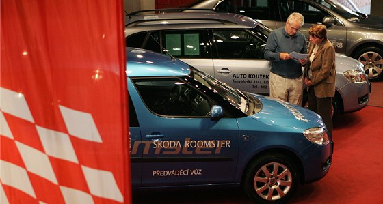 Boj o zákazníky srazil ceny nových automobil o desítky tisíc.