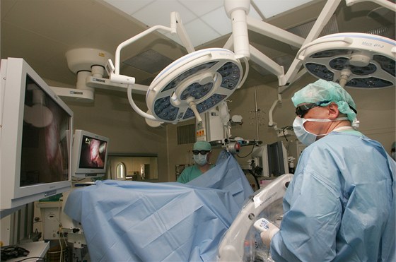 Fakultní nemocnice v Hradci Králové využívá novou metodu operací přístrojem