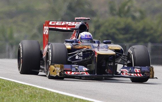 Daniel Ricciardo ve voze Toro Rosso v tréninku Velké ceny Malajsie.