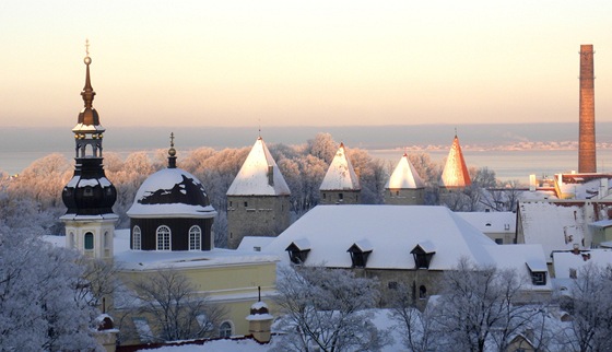 Opevnění Tallinnu s věžemi. V pozadí komín, který si zahrál v Tarkovského...