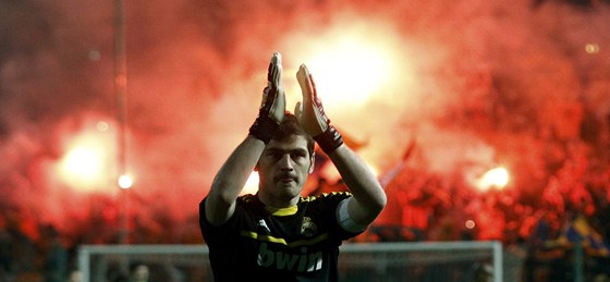 Branká Casillas z Realu Madrid slaví tvrtfinálové vítzství nad APOELEM