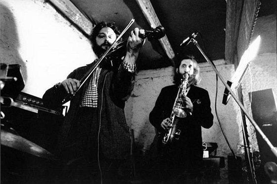 lenové Plastic People Of The Universe, violista Jií Kabe a saxofonista Vratislav Brabenec, na archivním snímku Ivana Kyncla
