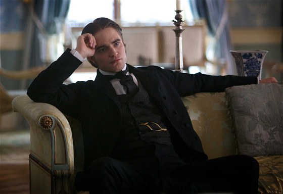 Robert Pattinson jako Georges Duroy z filmu Miláek
