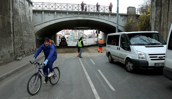 Výluku, která potrvá 88 dní, si vyádá rekonstrukce elezniního mostu v Prokopov ulici v Plzni.