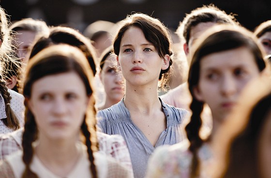 Katniss se dobrovoln nabídne výmenou za svou sestru.