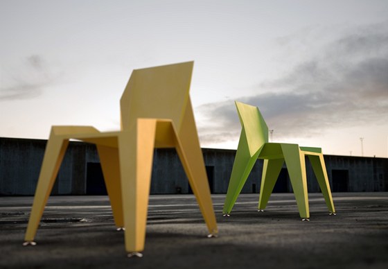Židle Edge je vyrobena z hliníkového plechu.