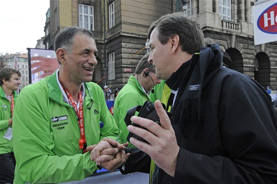 Carlo Capalbo (vlevo) se pi závodech vnuje hostm.
