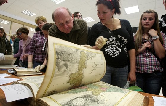 Návtvníci Jihoeské vdecké knihovny si mohou prolistovat i barokní, run kolorovaný atlas svta z 18. století.