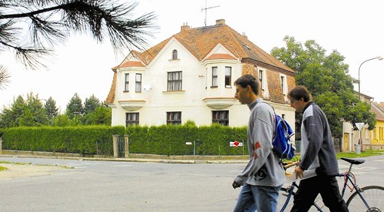 Jedna z vil na rohu bechyské Písecké a echovy ulice. ást druhé z ulic, píjezd na sídlit 5. kvtna, je na prodej.