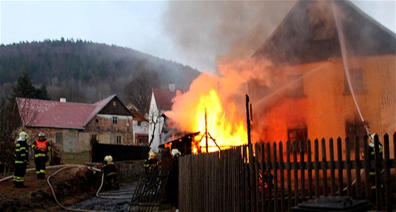 Požár rodinného domu ve Vodné na Karlovarsku. (22. 3. 2012)