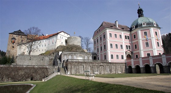Magnetem pro turisty v Bečově nad Teplou je zdejší zámek.