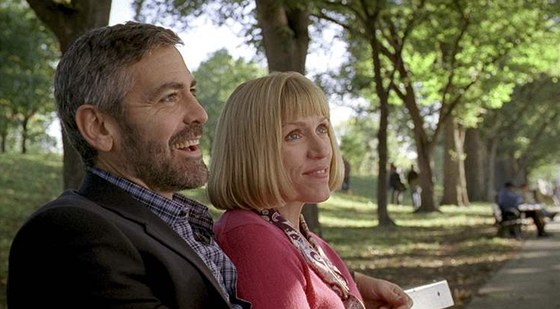 George Clooney a Frances McDormandová ve filmu Po petení spalte 
