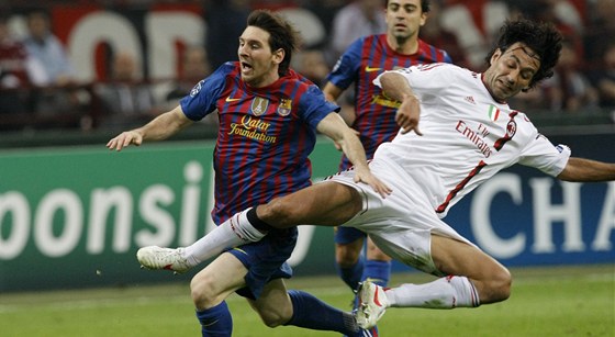 ZASTAVÍ SUPERHVZDU? Barcelonský klenot Lionel Messi si udruje skvostnou formu, fotbalisté AC Milán ho musí pibrzdit. Takhle se o to v loském souboji snail Alessandro Nesta.