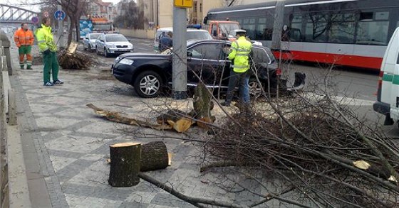 Havarovaný Volkswagen Touareg poté, co u Vyehradského tunelu perazil strom.