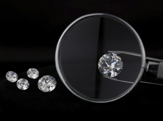 Diamantový trh lze jen obtín standardizovat. Existuje toti velké mnoství druh a velikostí diamant. Ilustraní snímek