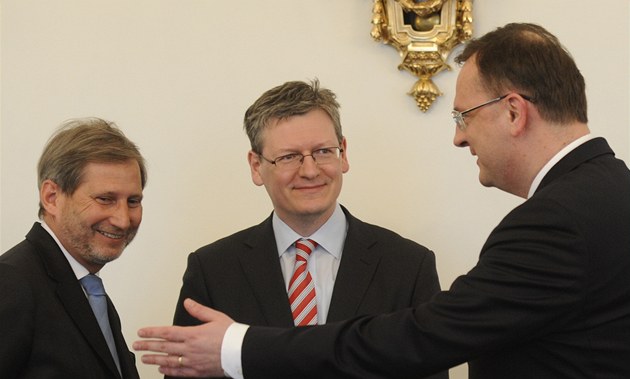 Do Prahy p�ijeli �e�it problémy �eské republiky p�i �erpání pen�z z evropských fond� komisa�i László Ándor a Johannes Hahn. Noviná�i se jich nesm�li na nic ptát, nebyl prý �as. | foto: �TK
