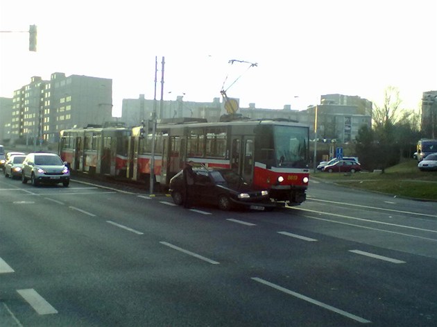 Nehoda na kiovatce ulic Slevaské a Podbradské 