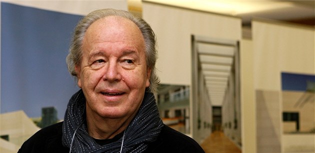 Architekt Boris Podrecca b�hem své výstavy ve Zlín�