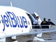 Bezpenostn sloky na palub letadla JetBlue Airways, kter muselo neekan...