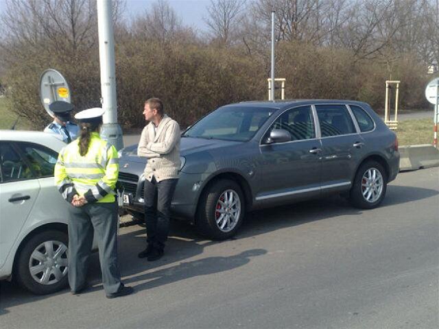Pra�ský lobbista a podnikatel Roman Janou�ek stojí u svého Porsche Cayenne...