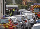 Policisté a hasii postávají u domu v Toulouse, ve kterém se skrývá údajný vrah...