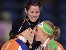 Vítzka závodu na 1500 metr Christine Nesbittová pozoruje jak si gratulují