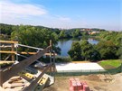 Pohled na rybník z balkonu rozestavného bytu, souastí nového areálu je i