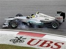 KVÍLENÍ BRZD. Nmecký jezdec Nico Rosberg z Mercedesu probrzdil zatáku bhem