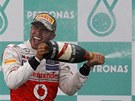 AMPASKÁ LÁZE. Lewis Hamilton a Fernando Alonso si v Malajsii vychutnávají...