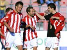 OSLAVA. Fotbalisté ikova gratulují Mateji Sivriovi (vpravo) ke gólu.