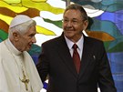 Pape Benedikt XVI. s kubánským prezidentem Raúlem Castrem (27. bezna 2012)