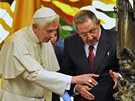 Kubánský prezident Raúl Castro ukazuje papei plastiku patronky Kuby Panny