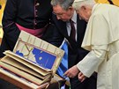 Prezident Kuby Raúl Castro ukazuje papei Benediktu XVI. repliku historického