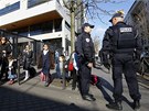 Francouzští policisté hlídkují před židovskou školou v Paříži poté, co neznámý...
