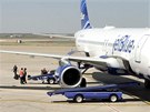 Zamstnanci letit v Amarillu vyndávají zavazadla z letadla spolenosti