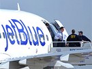 Bezpenostní sloky na palub letadla JetBlue Airways, které muselo neekan...