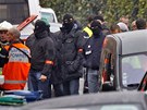 Francouzští policisté a záchranáři stojí nedaleko budovy, ve které se...