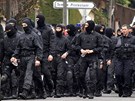 Francouzští policisté opouštějí okolí domu v Toulouse, ve kterém se skrýval