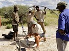S vrtáním studny v Kalahari pomáhali i odborníci z nevládní organizace United