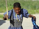 ena pi obadním tanci ve vesnici Molapo v Kalahari 