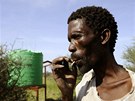 Kovák z vesnice Molapo kouí cigaretu u nov vyhloubené studn.